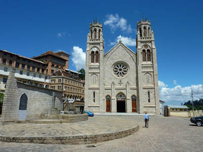 En contrebas du jardin, il y a la cathédrale de l'Immaculée Conception d'Andohalo. Ainsi que la chapelle d'Andohalo dans laquelle repose la dépouille de Victoire Rasoamanarivo première malgache reconnue bienheureuse.