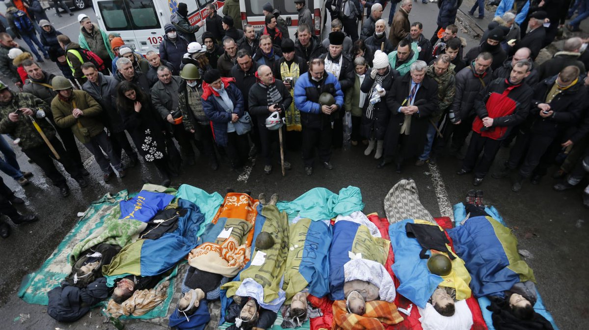 (10) Yanından geçerken gülerek geçtiğimiz kiev maidan'daki muhalefetin çadırları, artık askeri karargahlardı, muhaliflere her türlü ekipman, silah dağıtılıyordu buralardan...Çok kanlı çatışmalar oldu sokaklarda...birlikte yemek yemiş insanlar, birbirlerini kesti...Ve birgün bitti