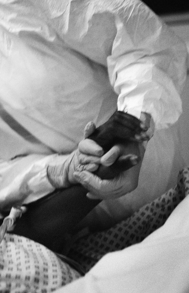 gilesduley's tweet photo. For two weeks I’ve been documenting the response to Covid-19 by @ImperialNHS 
Here is my first report for @BritishGQ on an Intensive Care Unit during a night shift

@instituteartist @ILFORDPhoto 

https://t.co/JZwAchSPlf https://t.co/LJvKvumVry