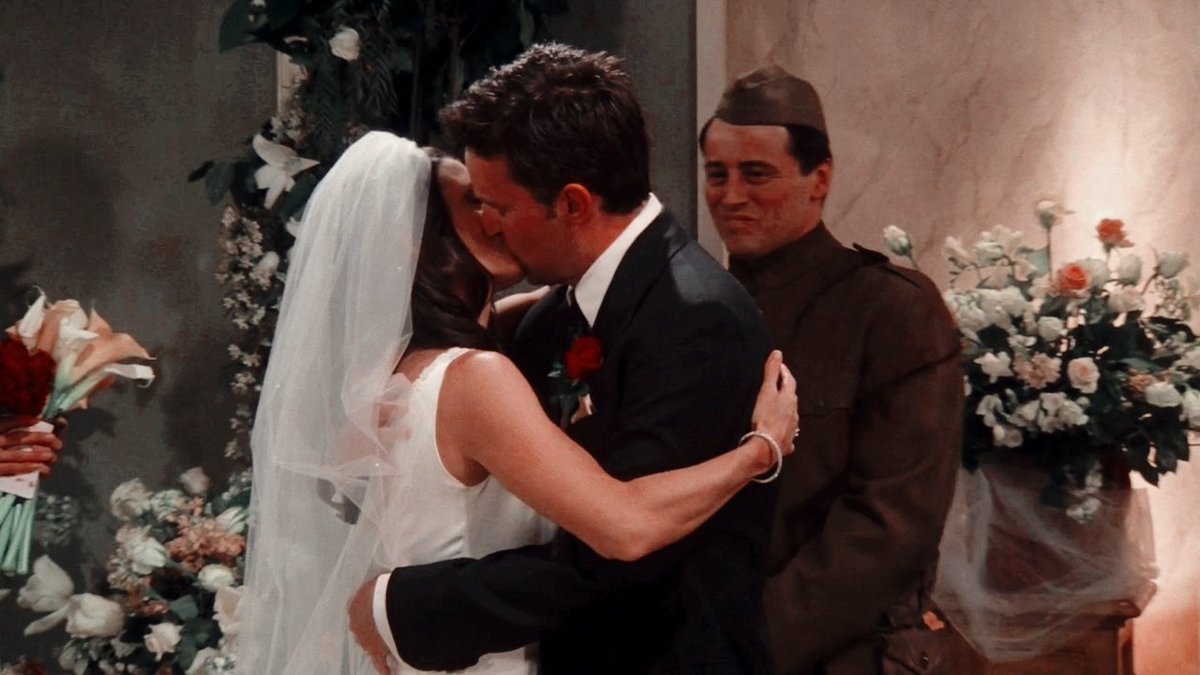 Свадебное платье моники геллер. Свадебное платье моники геллер. Свадьба моники и чендлера. Свадьба моники и чендлера. Друзья свадьба моники.