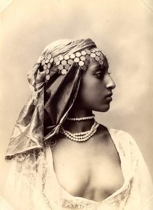 historiaocultaa's tweet photo. Mulher do norte da África, final do século XIX (provavelmente década de 1870). #historiaoculta #historia #africa #seculoxix #mulher https://t.co/keH9gvsQ7N