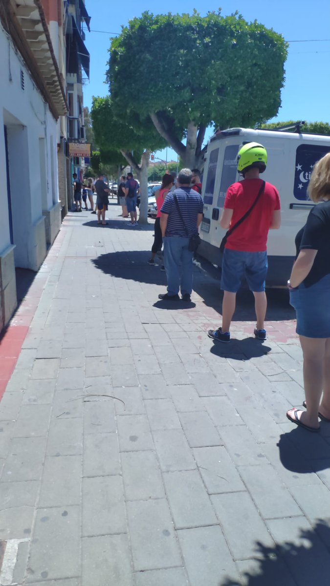 Manteniendo la distancia de seguridad en Camino de Casabermeja Málaga. Foto de Pablo Morales. #LaEspañaSolidaria #DesescalandoJuntos