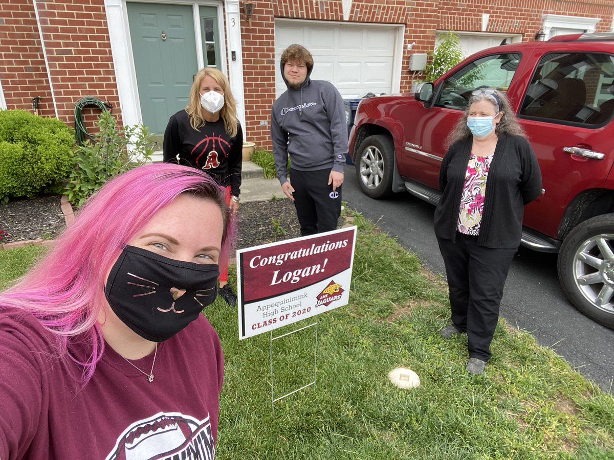 MrsFogiel's tweet photo. Delivered some signs today to some of my favorite seniors!! @AppoHigh #ASDseniorstrong2020 https://t.co/VTrEcub6w5