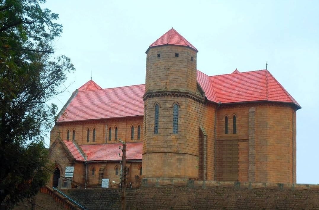 Sur l'autre versant du jardin d'Andohalo il y a la cathédrale anglicane Saint Laurent Ambohimanoro.