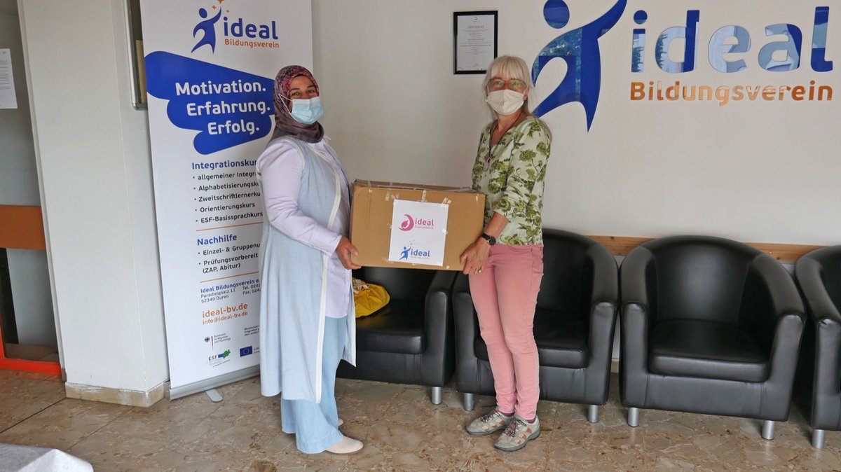 Es freut uns sehr, dass heute unsere Frauenplattform Mitglieder 500 Behelfs-Schutzmasken an Frau Gerdes übergeben konnten. Vielen Dank an unsere ehrenamtlichen Näher & Näherinnen die fleißig 500 Behelfsmasken für die Gemeinde Hürtgenwald genäht haben #GutesWirkt  @Caritas_web