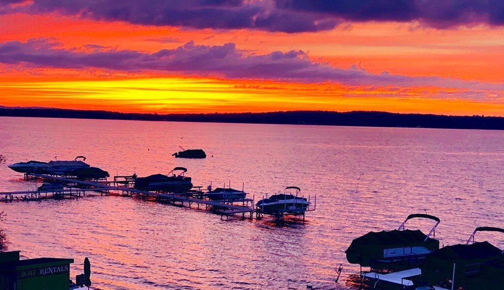 MitchandMarcy's tweet photo. @PureMichigan @WestMichTourist Sending #sunset vibes on this holiday;
Meshing oranges, #purple and #pink on this @PureMichigan waterway.
๐
๐ธ #mitchandmarcyphotos
@edayphotos #VirtualPureMichigan #GrandTraverseBay @StormHour #ThePhotoHour @LensAreLive #sunsets @TraverseCity #SunsetSunday https://t.co/qA95tXVK4h