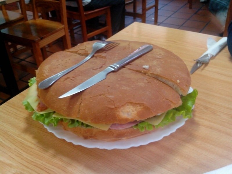 diegomonkey9's tweet photo. Después de dos meses con el local cerrado por el Covid, mis padres han vuelto a abrir su bocatería. Se llama Gigantes y está en la Calle Barcelona, Vigo. Tanto como para comer dentro como para llevar. Os agradecería un retweet para que llegara a más gente.
Muchas gracias❤️❤️❤️ https://t.co/gm2YUF6BAz