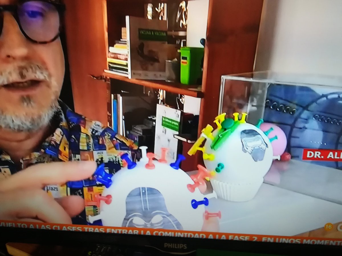 EbeGar's tweet photo. Quiero un profe cómo Alfredo Corell: explicaciones de inmunología con figuras de star wars y la habitación decorada con mil frikadas https://t.co/q9CiRAhBCR