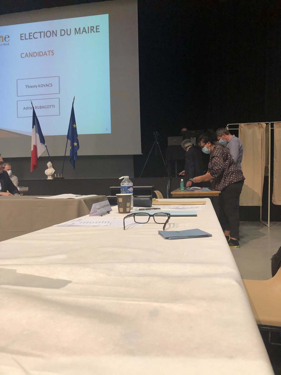 F_David38's tweet photo. Premier #ConseilMunicipal à #Vienne : à deux mètres de distance chacun, dans le respect des #normes sanitaires https://t.co/hH1rQ9DVFH
