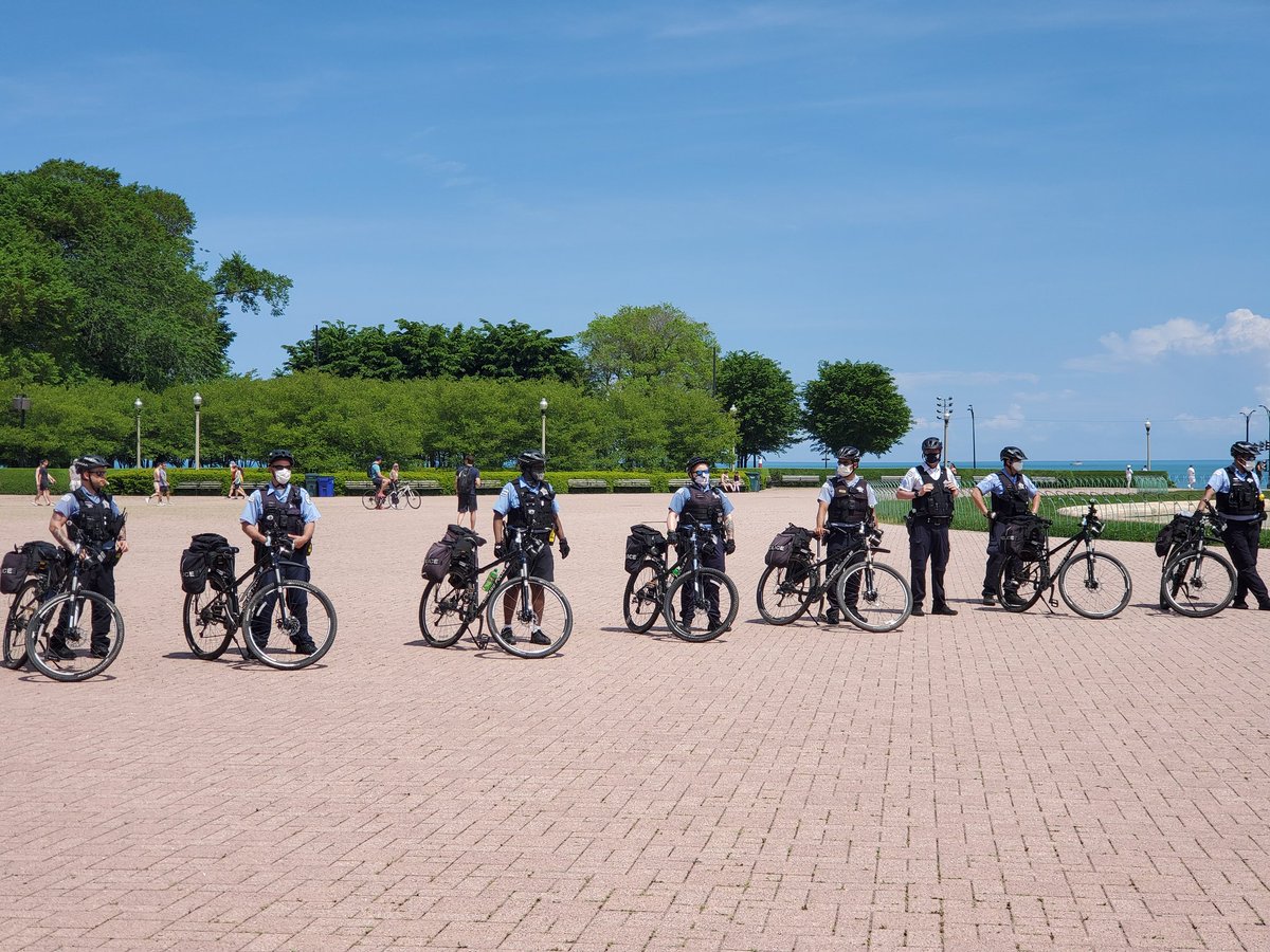 More bike units are starting to descend on Buckingham Fountain, the crowd attitude towards the police is devolving rapidly.  #Chicago  #COVIDー19