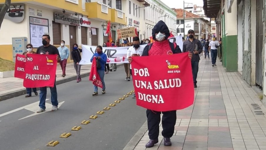 Bocina_Ec's tweet photo. #25MayoLoja | Estudiantes, trabajadoras del hogar, de la salud y la educación se unieron a las protestas contra los despidos masivos, la privatización y los recortes presupuestarios que realiza el Gobierno de @Lenin 

#BocinasAlAire https://t.co/l2qjc27qTP