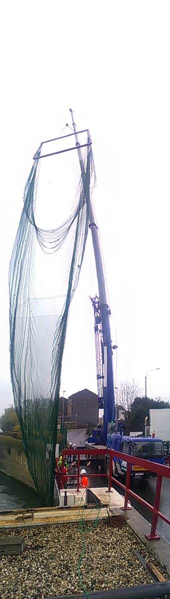 So you recover this 50m length net with a crane. The net is mounted here on more than 2 tons metallic frame and handled by a crane. It is quite dangerous, so everybody is well equipped.