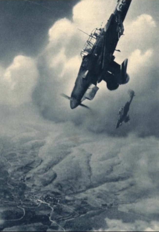 Tres #stukas con el aspa de la #LegiónCóndor sobrevolaron el 25 de mayo de 1938, hace hoy 82 años, los cielos del #AltoMaestrazgo. Al divisar #Benassal se lanzaron en picado...