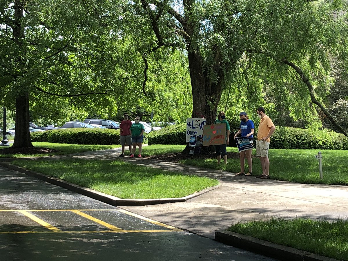 KatieGhiardi's tweet image. A group has gathered outside the governor’s mansion for a rally in support of the governor. This comes as a response to a rally held yesterday where the governor was hanged in effigy. Some cars are also circling in support @LEX18News