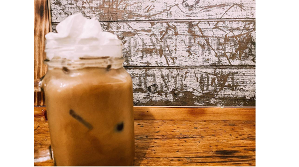 ShopKING10's tweet photo. Looking for something cold and refreshing? @PineFarmsApples has the perfect beverage for a warm day!
#ShopKING #KingTownshipStrong #PhysicalDistancing
https://t.co/Qabi4upnDV https://t.co/GRzI9nrHG9