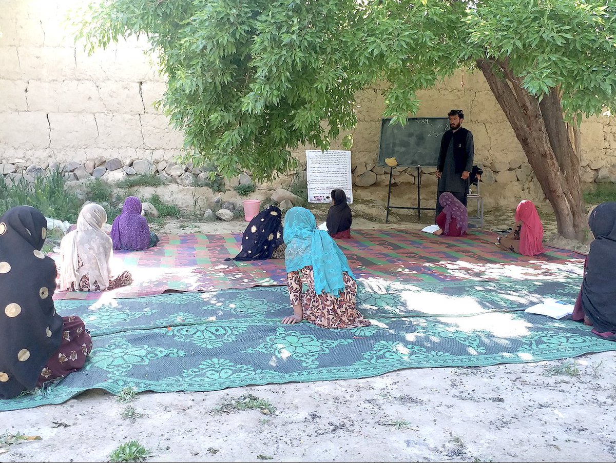 GRID_WashU's tweet photo. #FromtheField: New safety measures and protocols are needed to protect students & teachers from #Covid19
Pictured: Volunteers teach smaller classes in shifts to ensure that students can safely social distance while maintaining access to #education in #Afghanistan #EEQAP https://t.co/hyzQeqClUR