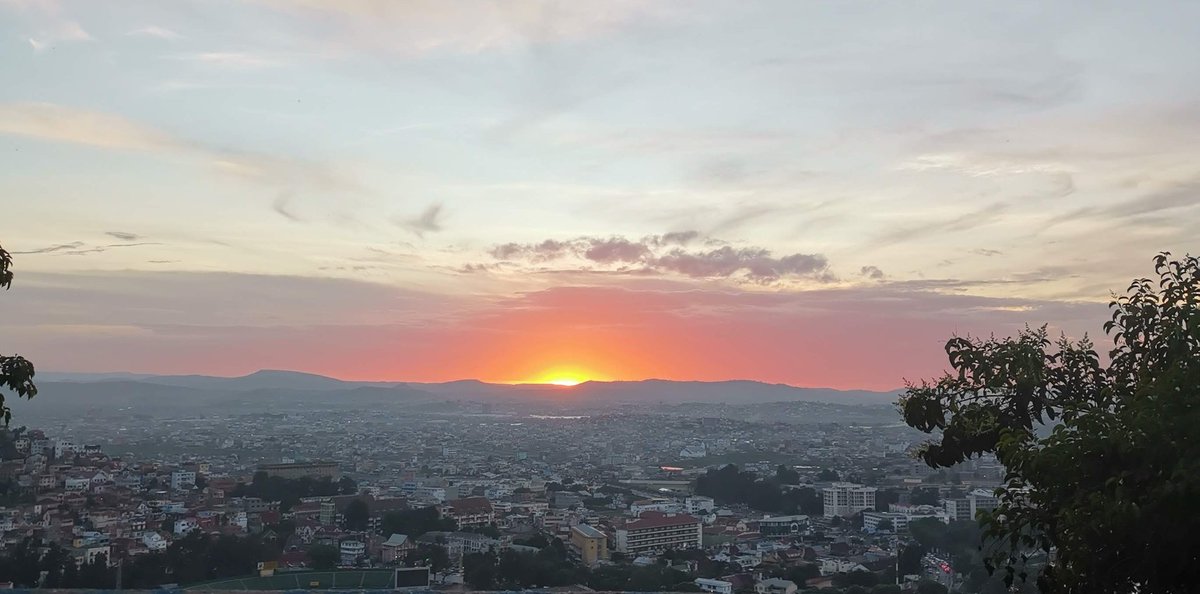 La Haute Ville c'est aussi ça, un super coucher de soleil sur Antananarivo. Celle-ci c'est une photo que j'ai prise personnellement et j'en suis grave satisfait 