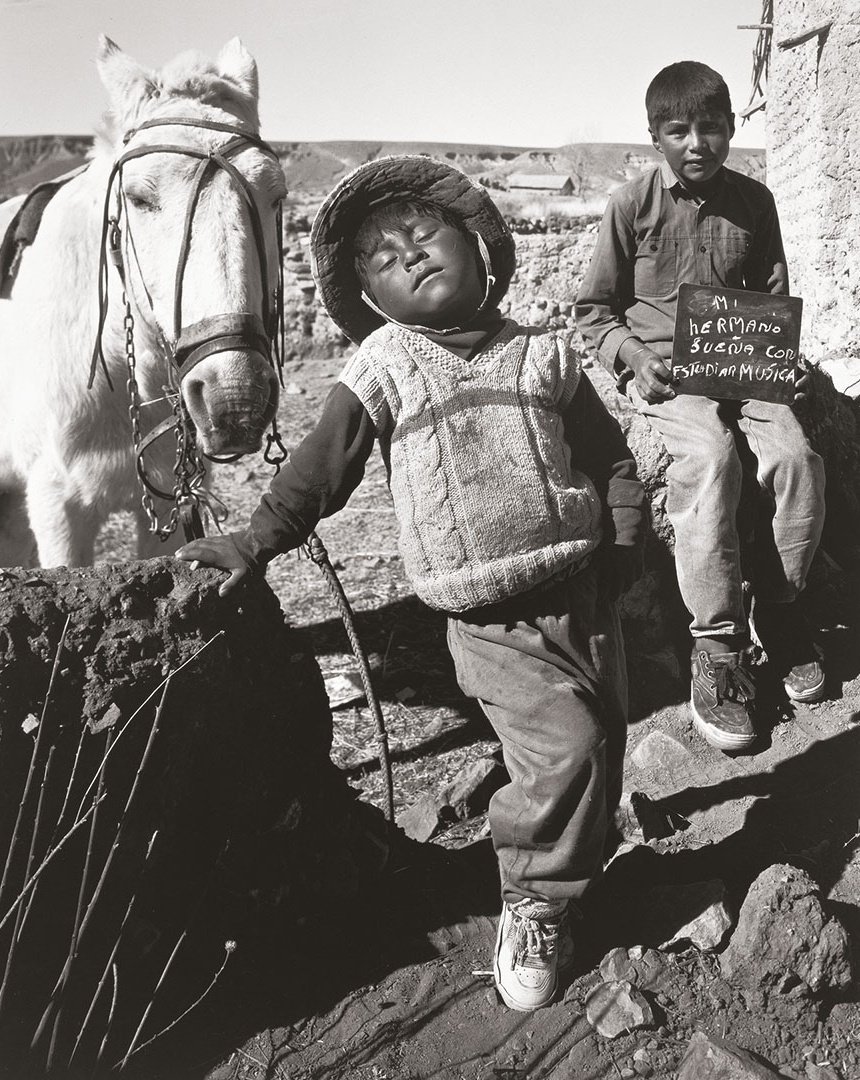 Martín Weber, artista argentino, viajo por 53 ciudades y pueblos de América Latina fotografiando familias, grupos o individuos preguntándoles "¿puedes escribir un sueño o deseo que tengas?", para así de alguna manera poder darles voz.