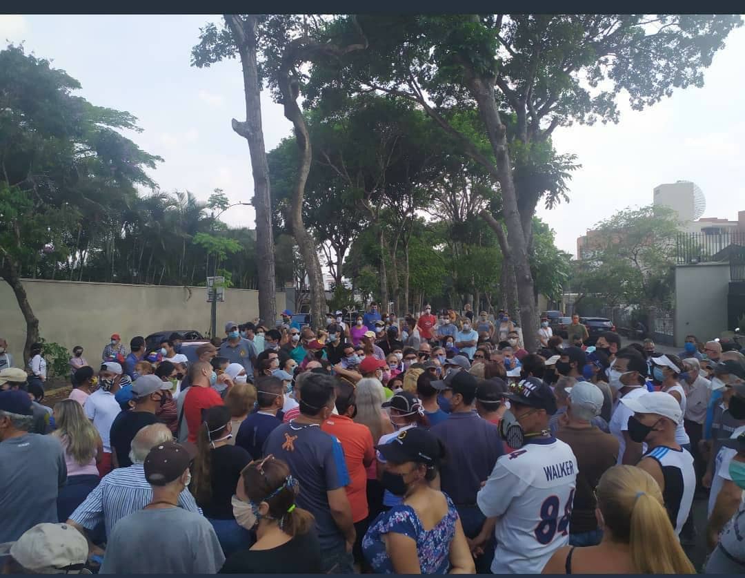 ReporteYa's tweet photo. #25May #Protesta #SinAgua #SanBernardino Vecinos de San Bernardino protestan en la parte norte de la urbanización. Exigen respuesta de Hidrocapital sobre la situación del agua en la zona.  https://t.co/I43UXns33u - @Venezuelaesnot1