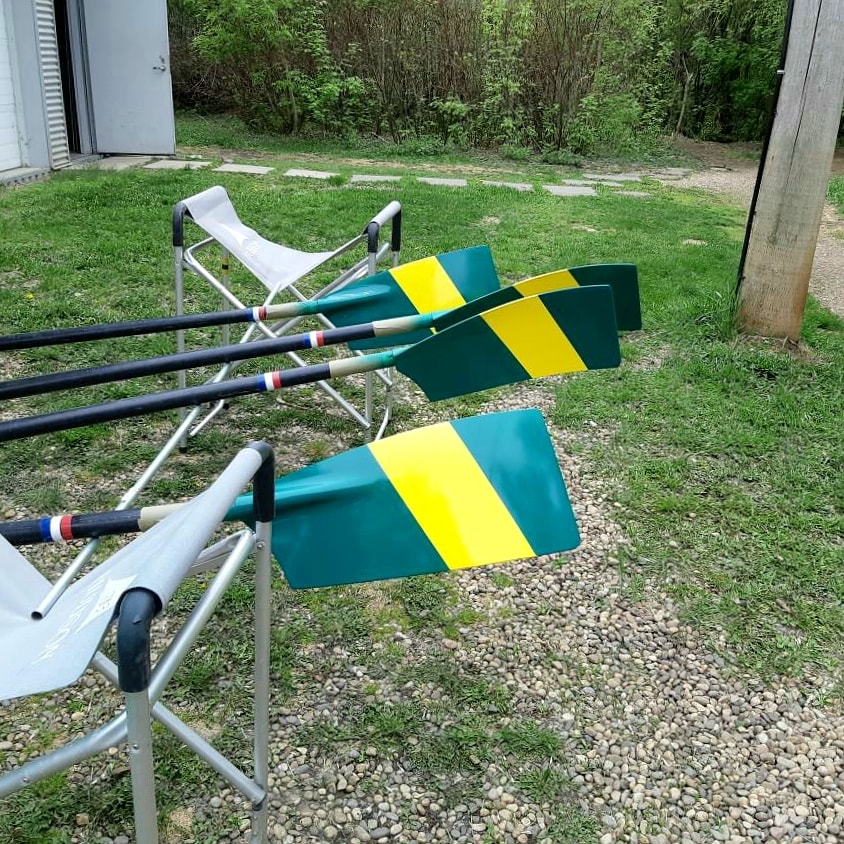EdmontonRowing's tweet photo. Freshly painted sweep oars courtesy of Walter!#thankswalter #keepingwalterbusy #crokeroars #greenandgold #ercequipment #freshpaint #sweepoars #hoskinsfamily #erccolours #rowingchores
📸credit: @wmartind https://t.co/BRd7twf4ts