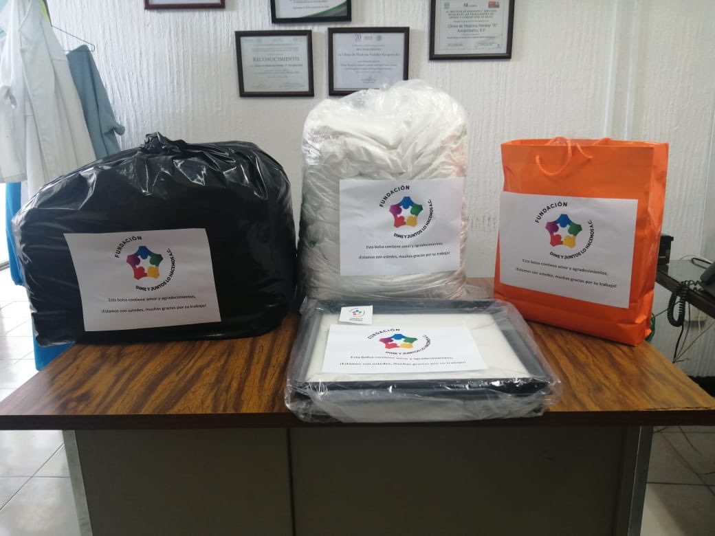 FundacionDIMEac's tweet photo. ¡Hoy es un buen día para seguir agradeciendo a nuestros #HéroesConBata!

En #Azcapotzalco, acudimos a la Clínica de Med. Familiar del @ISSSTE_mx para donar cubrebocas, guantes, overoles y caretas al #PersonalMédico que arriesgan su salud.

Las y los #Chintololos les agradecemos👏 https://t.co/EEZQwvef51
