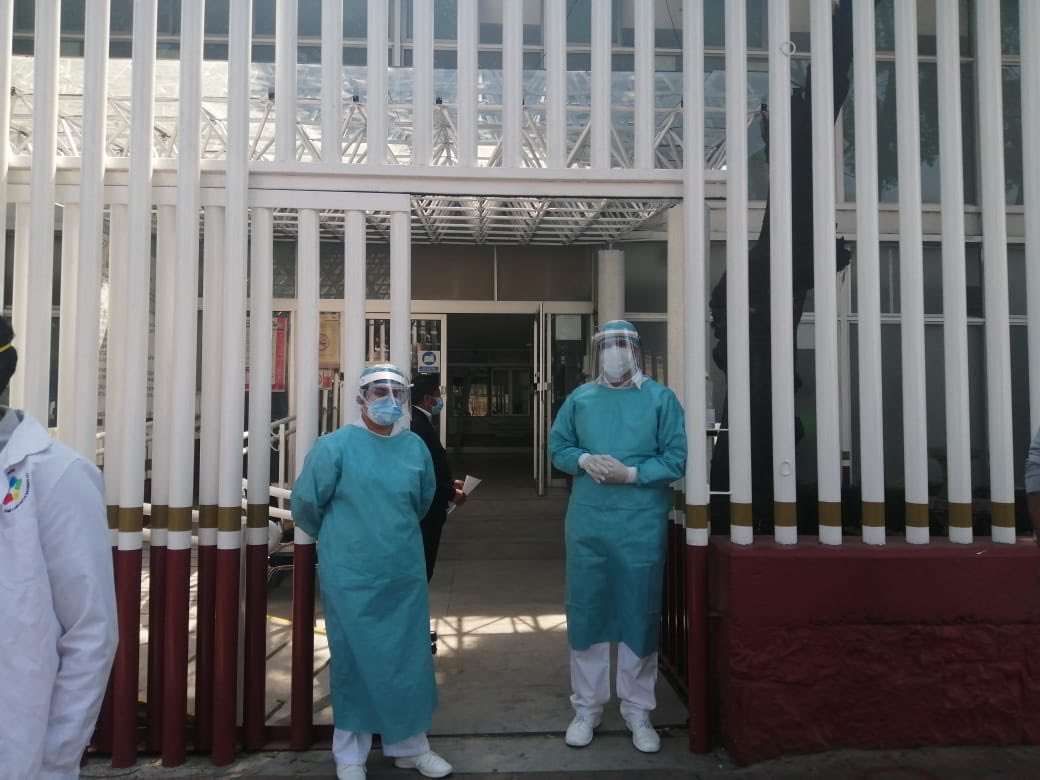 FundacionDIMEac's tweet photo. ¡Hoy es un buen día para seguir agradeciendo a nuestros #HéroesConBata!

En #Azcapotzalco, acudimos a la Clínica de Med. Familiar del @ISSSTE_mx para donar cubrebocas, guantes, overoles y caretas al #PersonalMédico que arriesgan su salud.

Las y los #Chintololos les agradecemos👏 https://t.co/EEZQwvef51