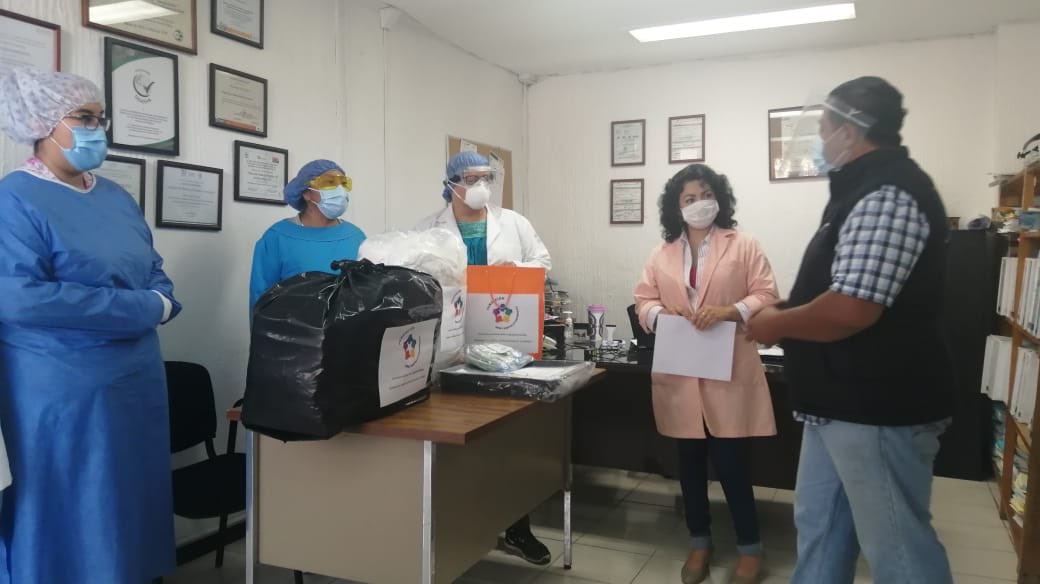 FundacionDIMEac's tweet photo. ¡Hoy es un buen día para seguir agradeciendo a nuestros #HéroesConBata!

En #Azcapotzalco, acudimos a la Clínica de Med. Familiar del @ISSSTE_mx para donar cubrebocas, guantes, overoles y caretas al #PersonalMédico que arriesgan su salud.

Las y los #Chintololos les agradecemos👏 https://t.co/EEZQwvef51