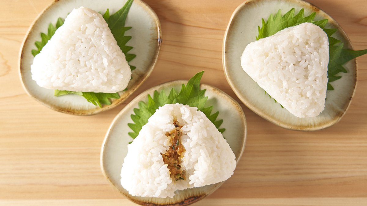 セブン イレブン ジャパン 新潟県産コシヒカリおむすび 大葉味噌 厳選米おむすび 大葉味噌 115円 税込124円 たっぷりの米糀を使った味噌に大葉としそを加え 爽やかな香り 東北 一部除く 関東 静岡 近畿 中国 四国 九州で販売中 その他地域