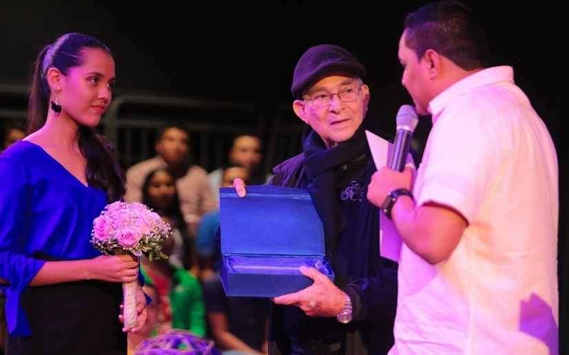 RedJSMatNE's tweet photo. #UltimaHora
Cra. Rosario Murillo, vicepresidenta de Nicaragua, confirma la lamentable noticia del fallecimiento del Don Otto de La Rocha, maestro de la cultura y creador de la radio novela de Lencho Catarran y del personaje Aniceto Prieto 😭💔
#InformeRed https://t.co/HqeGSbTSWE