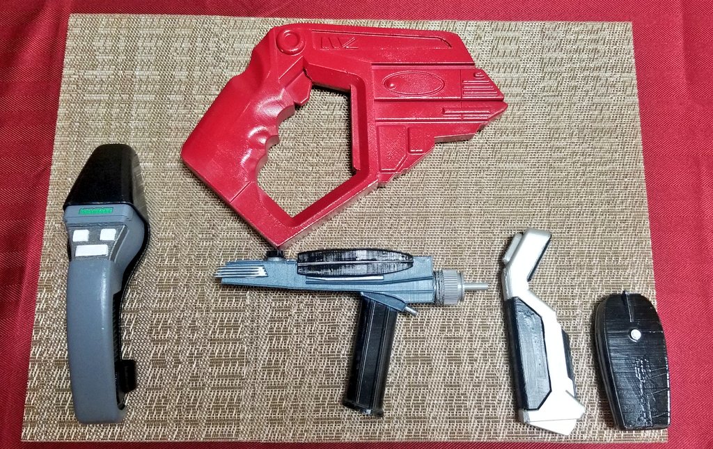 Now if you were wondering about the items holding the prints down in the last post, that brings me to thank the AMAZING  @petersessum who was kind enough to 3D print me a whole bunch of goodies just out of the kindness of his heart! Star Trek, Doom, and some logo badges for me! 