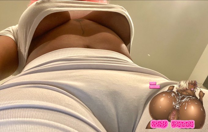 Do you like them on or off daddy? 💖 https://t.co/oOuJXIjp0A