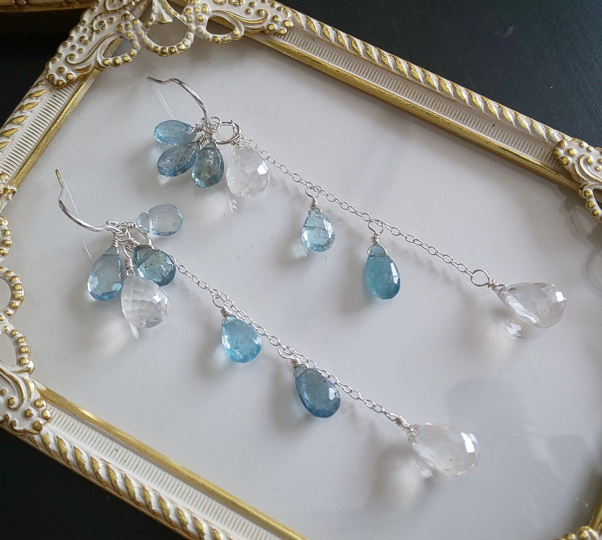 AtelierJasmin's tweet photo. 新作✨アクアクリスタルとモスアクアマリンのチェーンピアス💕モスアクアマリンのブルーが多めのロングチェーンピアス💕💕やっぱりブルーが好き❤️爽やかで素敵です✨✨✨ 近日中に販売スタートです‼️#ハンドメイド好きさんと繋がりたい #ロングピアス #silver925 #キラキラ https://t.co/1gg9vMb6eB