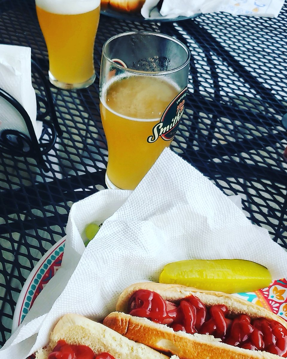 MissClarkeLTA's tweet photo. #frontyardcookout actually back patio.... @oscarmayer @TommyDerken #summertime https://t.co/dWAkNhxg6d