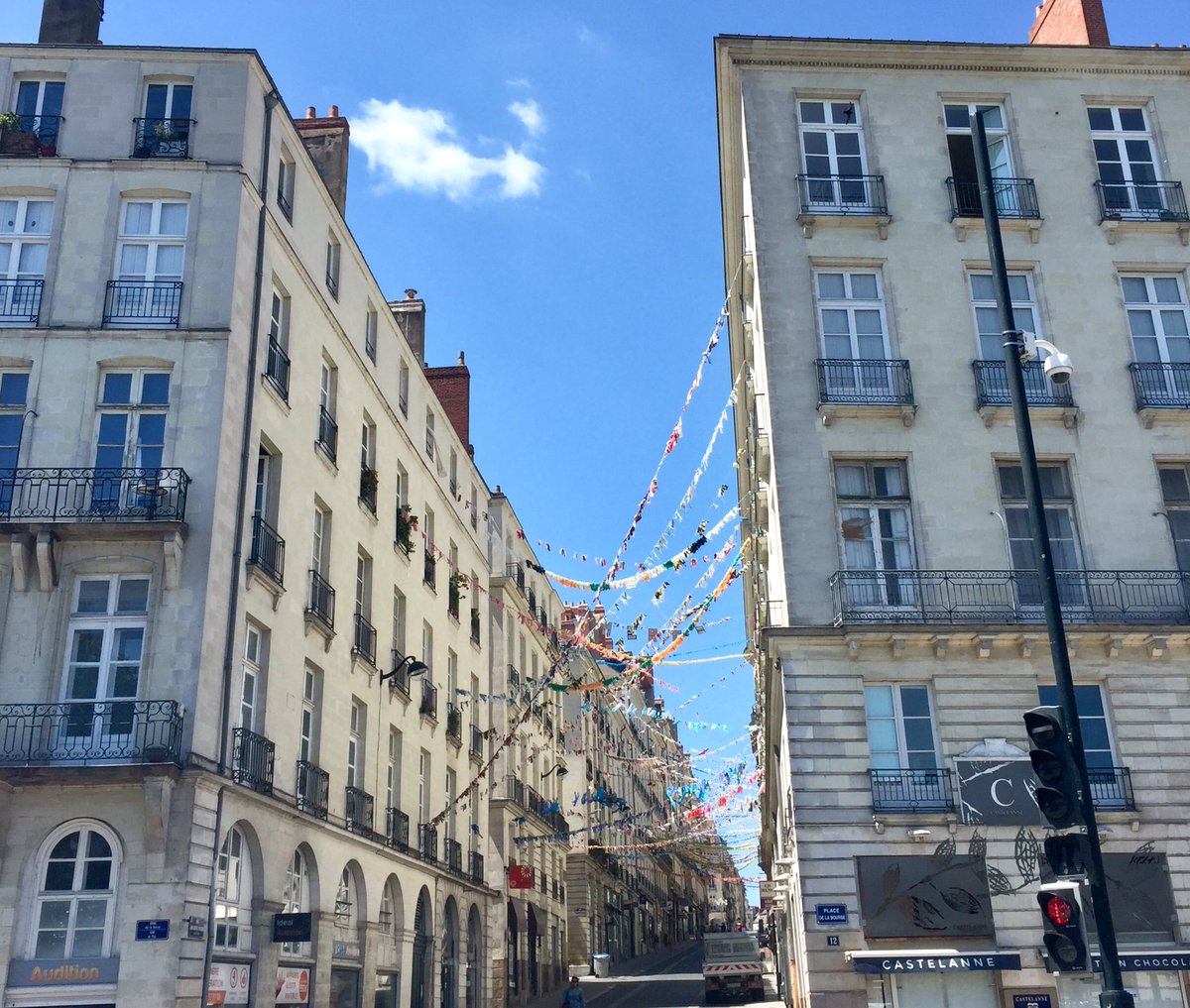 Juju_LaNantaise's tweet photo. La Rue Jean-Jacques Rousseau à #Nantes (et maintenant mondialement connue 😄) fait des émules ! Rue crebillon, rue Rubens des guirlandes et des fanions fleurissent égayent les rues 😍! #rues #decoration #nantesmaville #nantespassion https://t.co/R3WnMZG7Bu