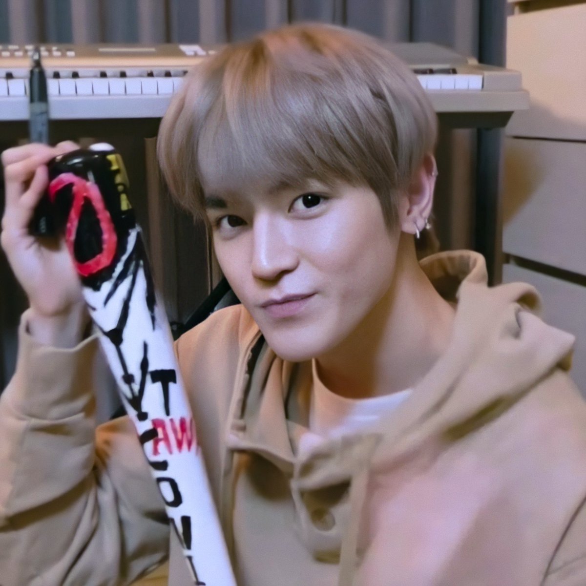 Taeyong loves to customize and personalize his stuff! So why not his own album? A lot of little messages and drawings could be on the cd’s album too !