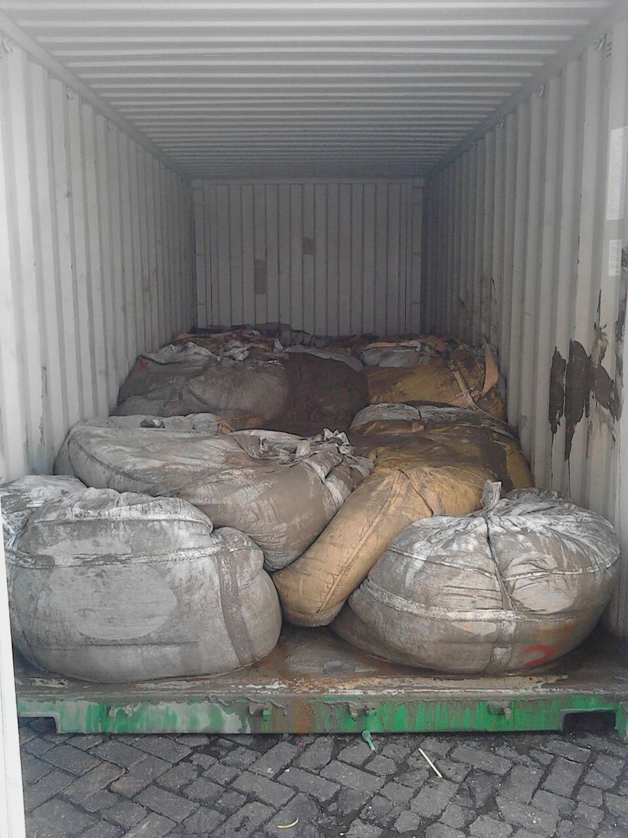 VillaFernando_'s tweet photo. En contenedores, las transnacionales, no el Estado, exportan concentrados de minerales: oro, cobre, plata, tierras raras, principalmente a China. Nadie sabe cuánto se llevan, casi no hay control. Refinan en China y nos venden fibra óptica. Seguimos siendo una banana republic. https://t.co/PtAkMcBMEm