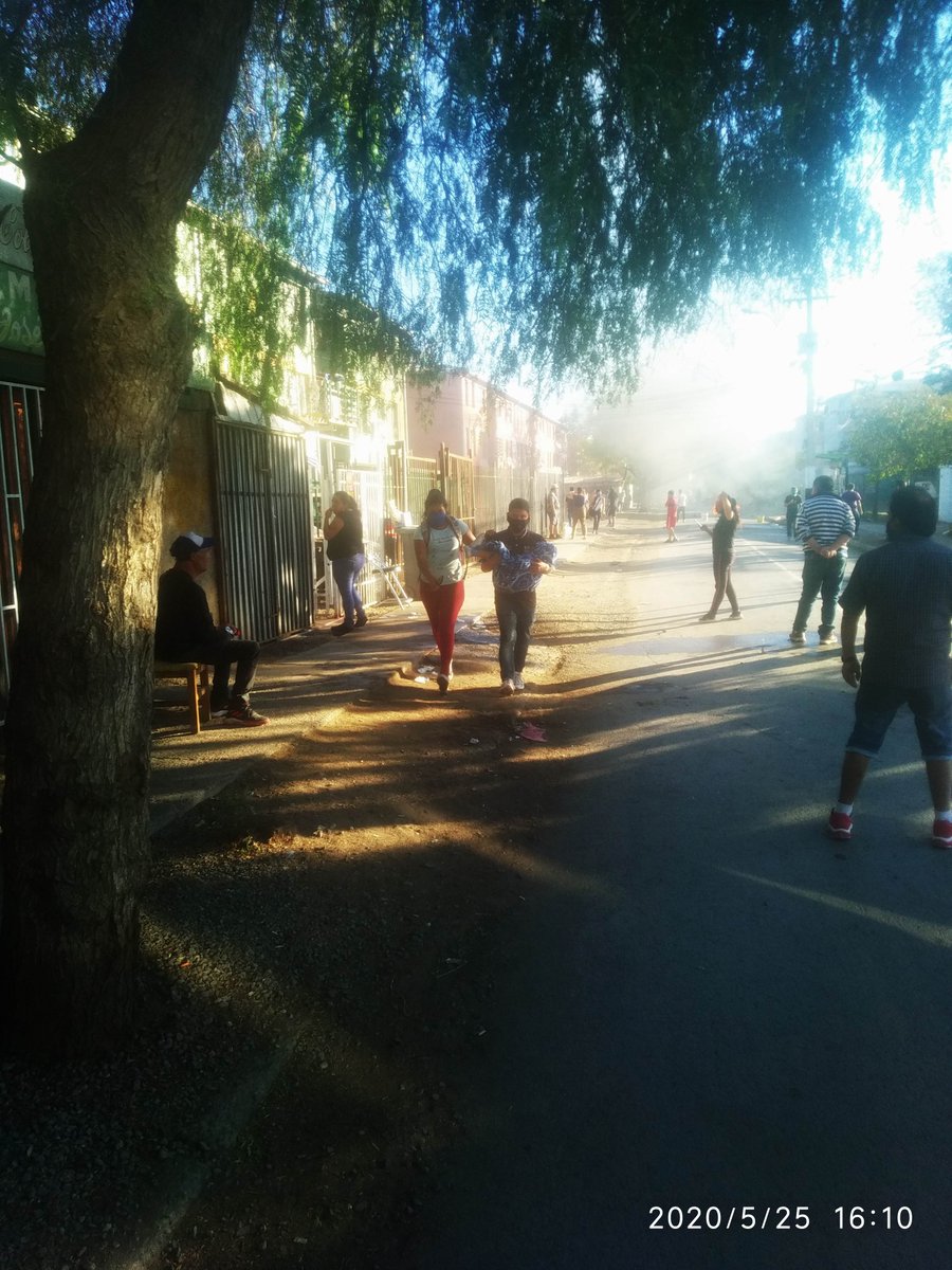 Vaengelis1's tweet photo. @BuenosDiasTVN Está la embarra en la población Marta brunet es primera vez que veo a carabineros tirando lacrimógenas como zona de guerra hay mucho anciano y demasiado niños aquí y la gente tiene que arrancar con los niños por culpa de las lagrimogenas una vergüenza de gobierno y carabineros https://t.co/3C9carqMoL