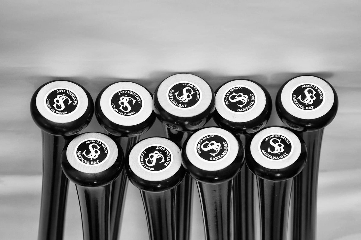 Santanabats's tweet photo. ¡El arsenal está listo para entrar en acción! 💪 No sentirás el poder hasta que lo tengas en tus manos #ProMaple Ordena Santana Bats. #HechoEnMexico
#HItThatPitch https://t.co/YfOgoCx1qO https://t.co/Bv6QcSZsYW
