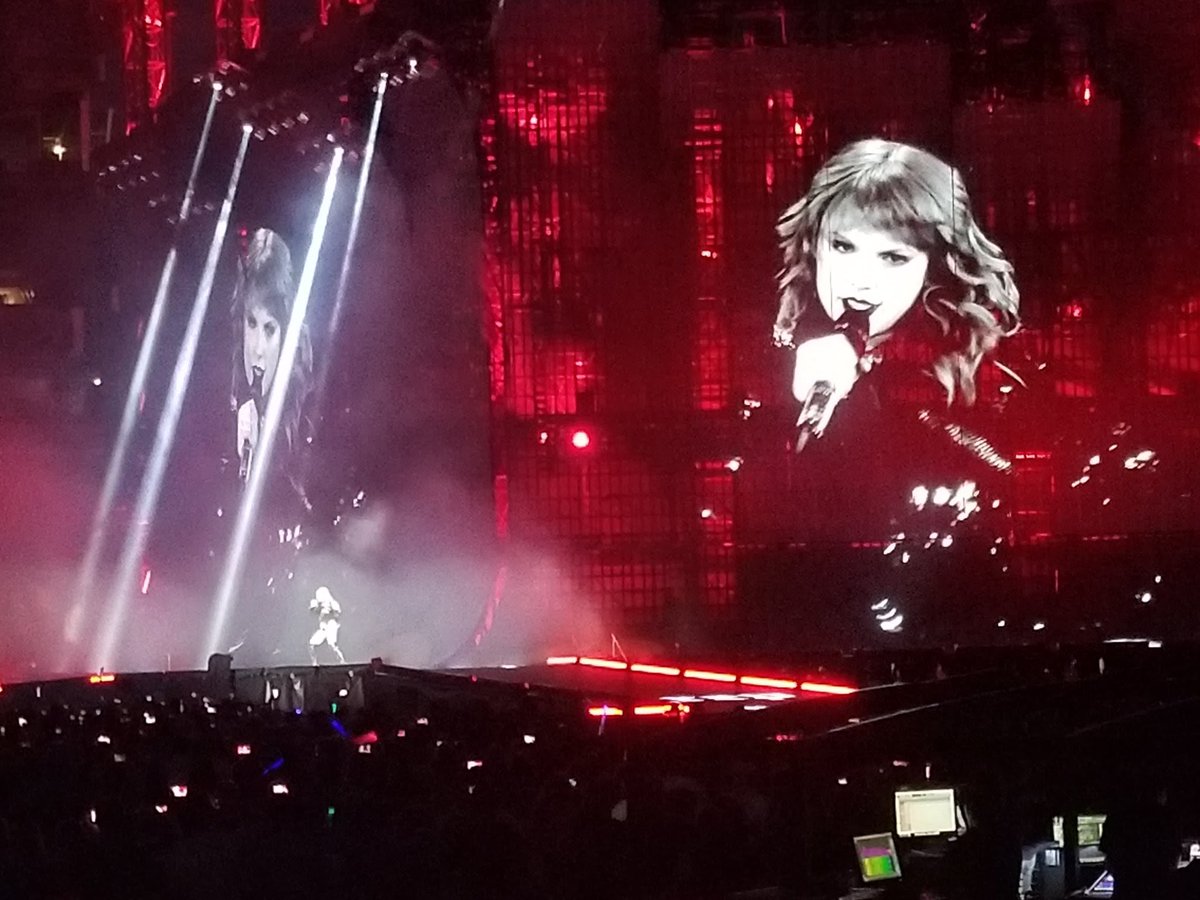 nicoleleigh92's tweet photo. HOW WAS THIS 2 YEARS AGO!!?? #reptourdenver @taylorswift13 https://t.co/gKfT9m1YUm
