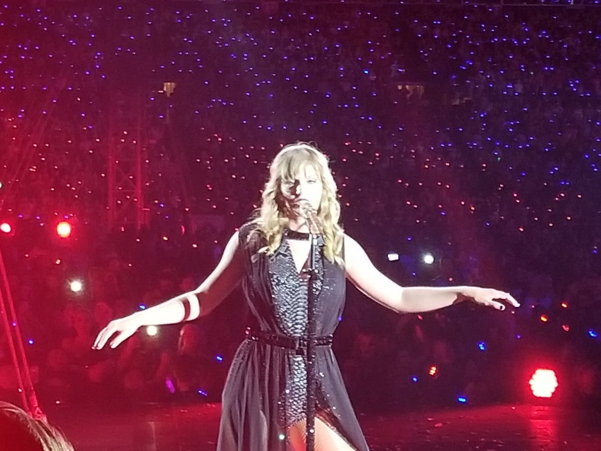 nicoleleigh92's tweet photo. HOW WAS THIS 2 YEARS AGO!!?? #reptourdenver @taylorswift13 https://t.co/gKfT9m1YUm
