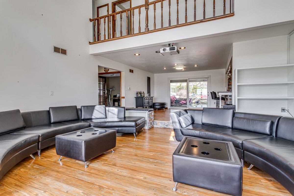 PghPropertyDiva's tweet photo. Please take a moment and visit the virtual tour available right here! This entertainer's paradise is an outdoor oasis. Boasting an In-ground Pool, Sports Court, Outdoor Kitchen, Poured Concrete &amp; Lush Landscaping.
https://t.co/bMI5l5RoCE https://t.co/WGAdFM0Xzo