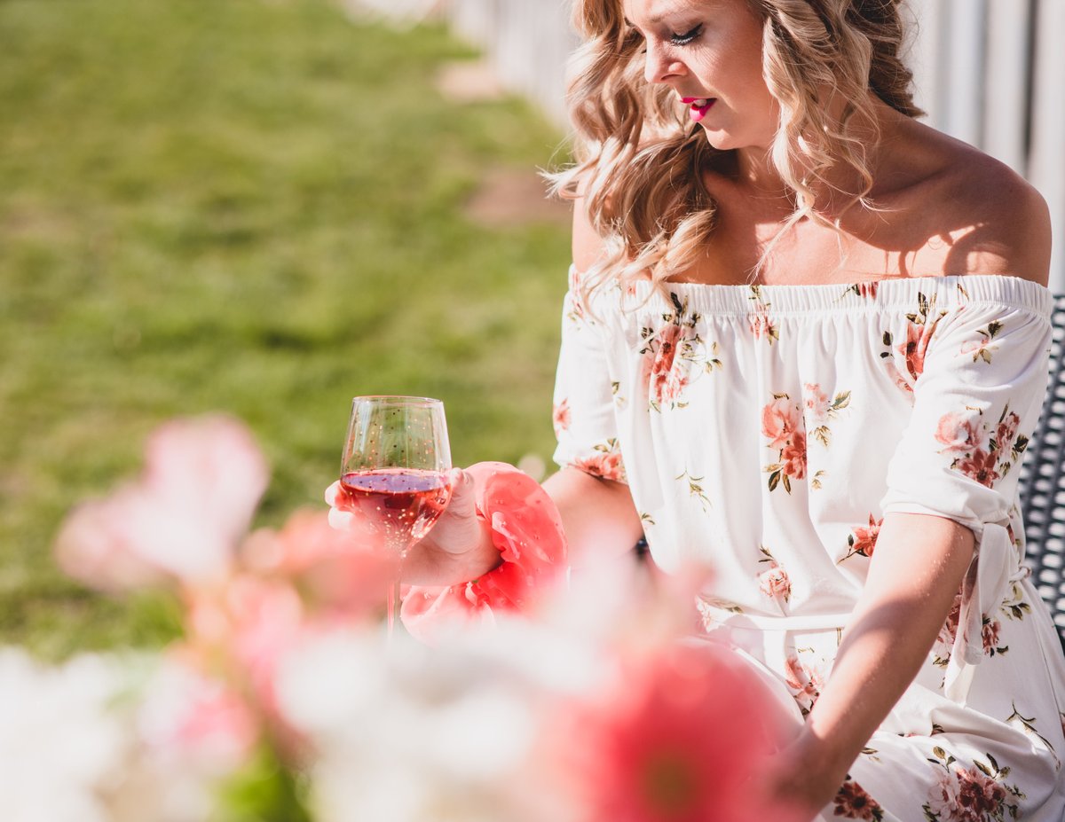 Red sky at night, sailoress’ delight. Reflect on your day and set a positive intention for tomorrow. #consciouscreations #scrunchies #handmade #madewithlove #supportlocal #shoplocal #discoverunder10k  #summerstyle #canadianfashion #fashionforward   #accessories #outfityouroutfit