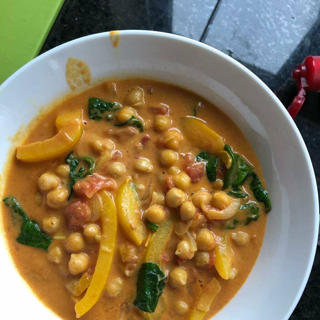 app_sprout's tweet photo. Quickie 15 minute chickpea curry tonight for dinner 🍴 and I really mean 15 minutes. 
Coconut milk 
Chopped tomatoes 
Tumeric,parika,cumin,ginger
2 garlic cloves 
Spinach 
Yellow bell peppers 
Can of chickpeas 
Salt &amp; pepper! 
Simple and easy as that. Try keep your ingredient… https://t.co/ULFDOpk9cP
