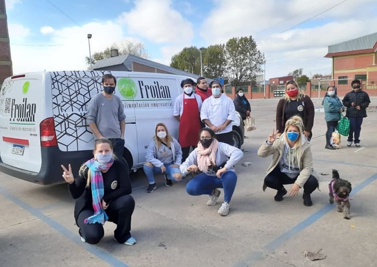 agevaperonof's tweet photo. Hoy se realizó un locro popular 🍲 para lxs vecinxs de la sociedad de fomento las torres en dock sud, también un roperito comunitario👟👖🧣 y la entrega de plantines 🌱 del vivero municipal. Lxs compañerxs asistieron cumpliendo el distanciamiento social.✌🏻 VIVA LA PATRIA 🇦🇷 https://t.co/B6wZlqMgyC