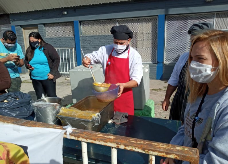 agevaperonof's tweet photo. Hoy se realizó un locro popular 🍲 para lxs vecinxs de la sociedad de fomento las torres en dock sud, también un roperito comunitario👟👖🧣 y la entrega de plantines 🌱 del vivero municipal. Lxs compañerxs asistieron cumpliendo el distanciamiento social.✌🏻 VIVA LA PATRIA 🇦🇷 https://t.co/B6wZlqMgyC