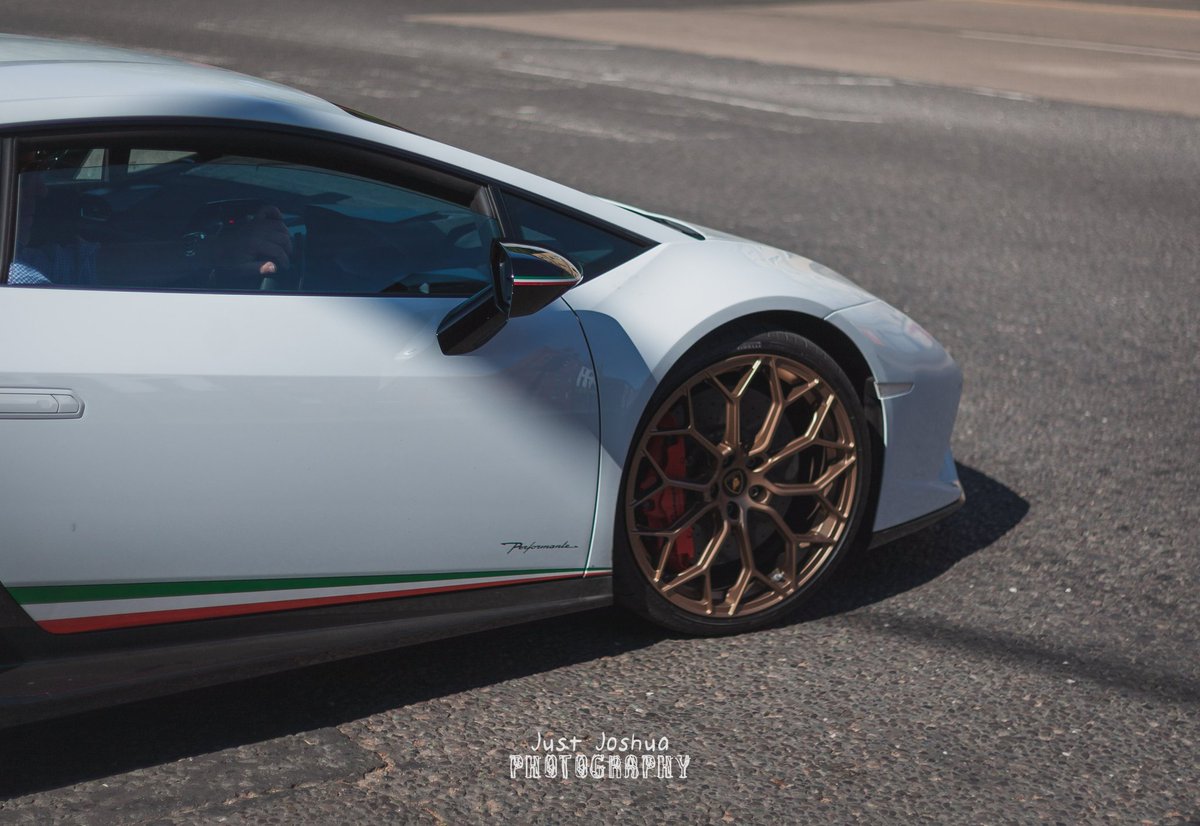 Also stumbled across some pretty nice #supercars on my walk! 😮 #lamborghini #audir8 #performante #Huracan #lambo #lincoln #audi