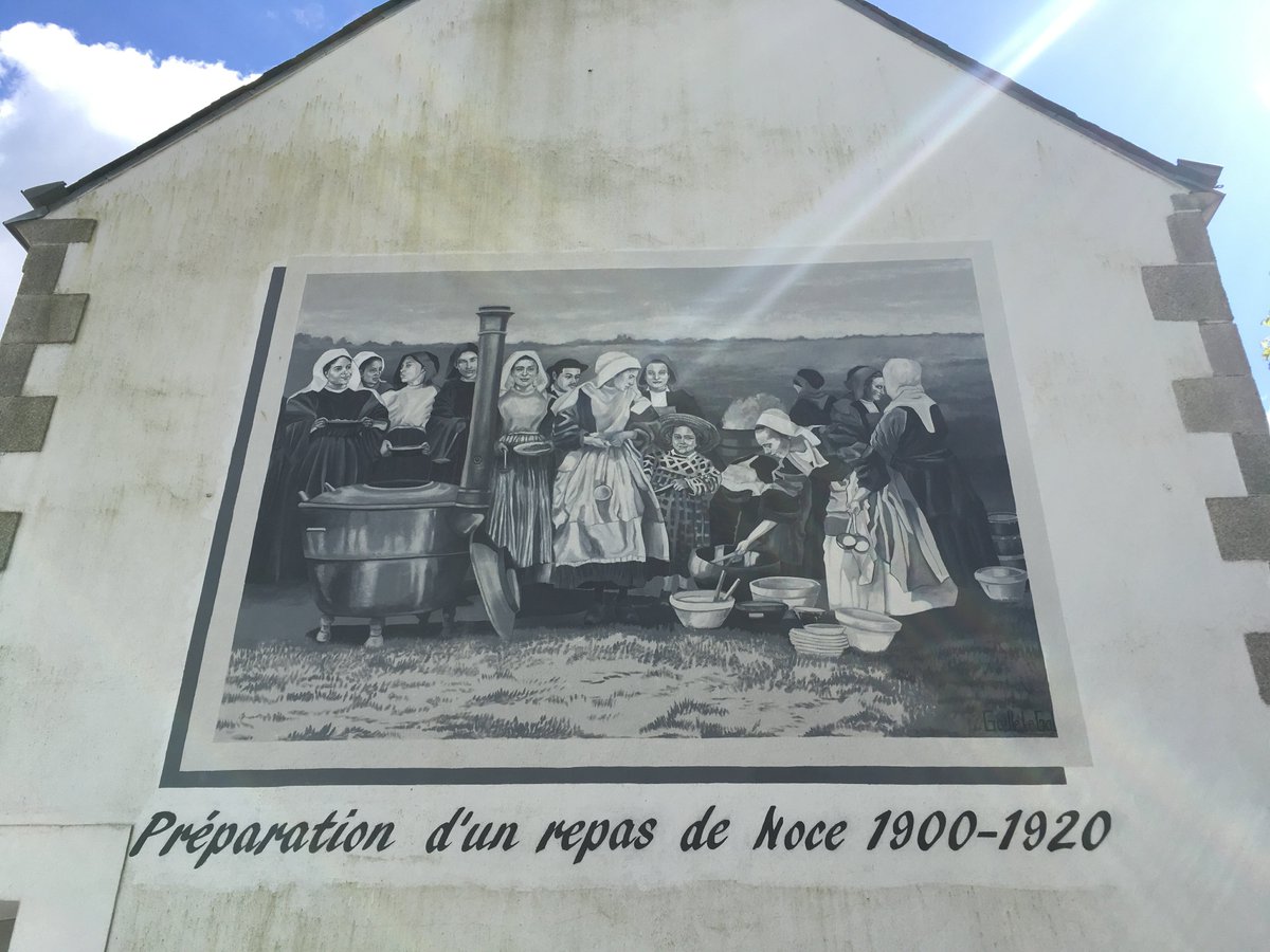 Cependant, la ville fait également un peu office de Musée à ciel ouvert, car des peintures de cartes postales sont disposées çà et là sur les façades de plusieurs bâtiments et maisons de la ville. Comment résister à l& #39;envie d& #39;en trouver le plus possible ?