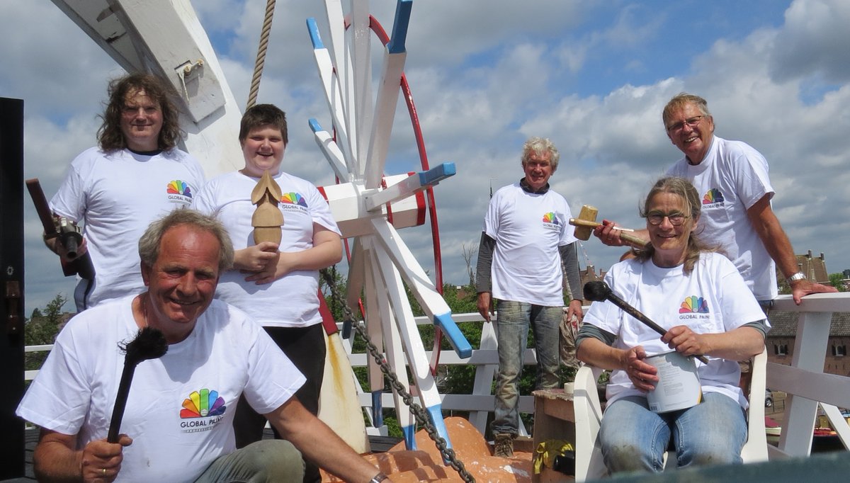 De grote oppimpklus bij stadsmosterdmolen "De Vlijt" is na anderhalve maand geklaard. Alle wieken geverfd. Het hek rond de stelling in de verf en alle stellingplanken geteerd. Nu de steekborden als kers op de taart nog in de wieken terugplaatsen en de molen is weer een plaatje.