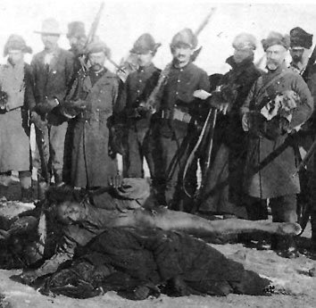 1890 : le massacre de Wounded Knee. ( je m’excuse pour la dureté de la photo)Dit comme le dernier conflit entre amérindien et américain, il est aussi devenu le symbole des atrocités qui ont marqué les conflits entre les colons blancs et les peuples indigènes.