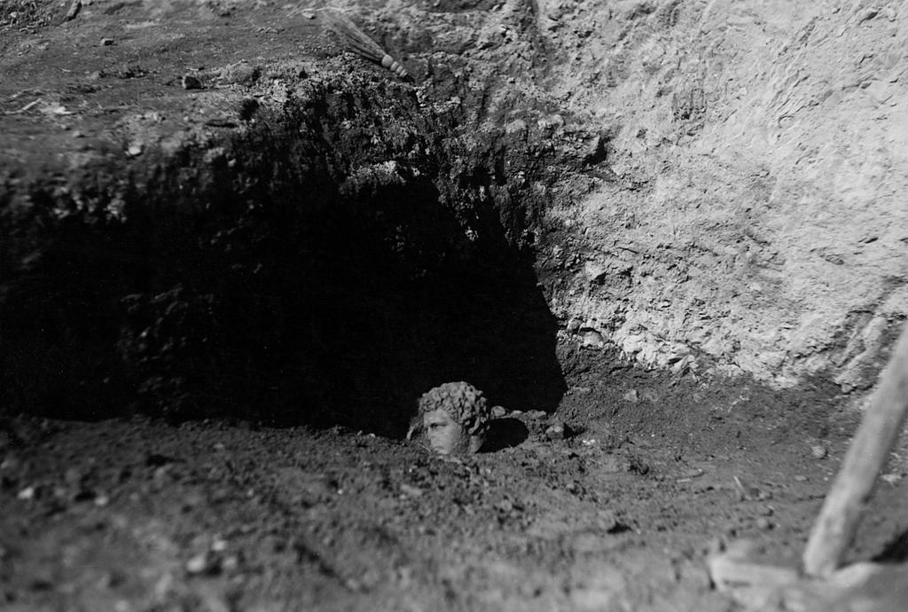 To finish this thread, a head of a kosmetes unearthed on February 18, 1935 by the ASCSA team in the Athenian agora.This in-situ photograph is wonderfully evocative like a fragment of ancient history being reborn out of the womb of oblivion.